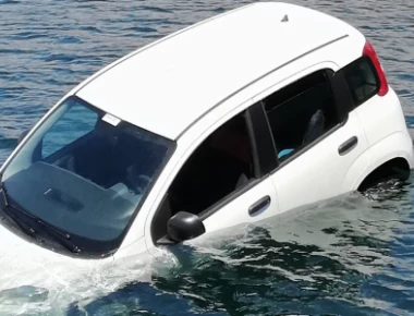 Καβάλα: Περίμενε το πλοίο και ξαφνικά είδε το αυτοκίνητό του στη θάλασσα – Χαμός στο λιμάνι (φωτο)